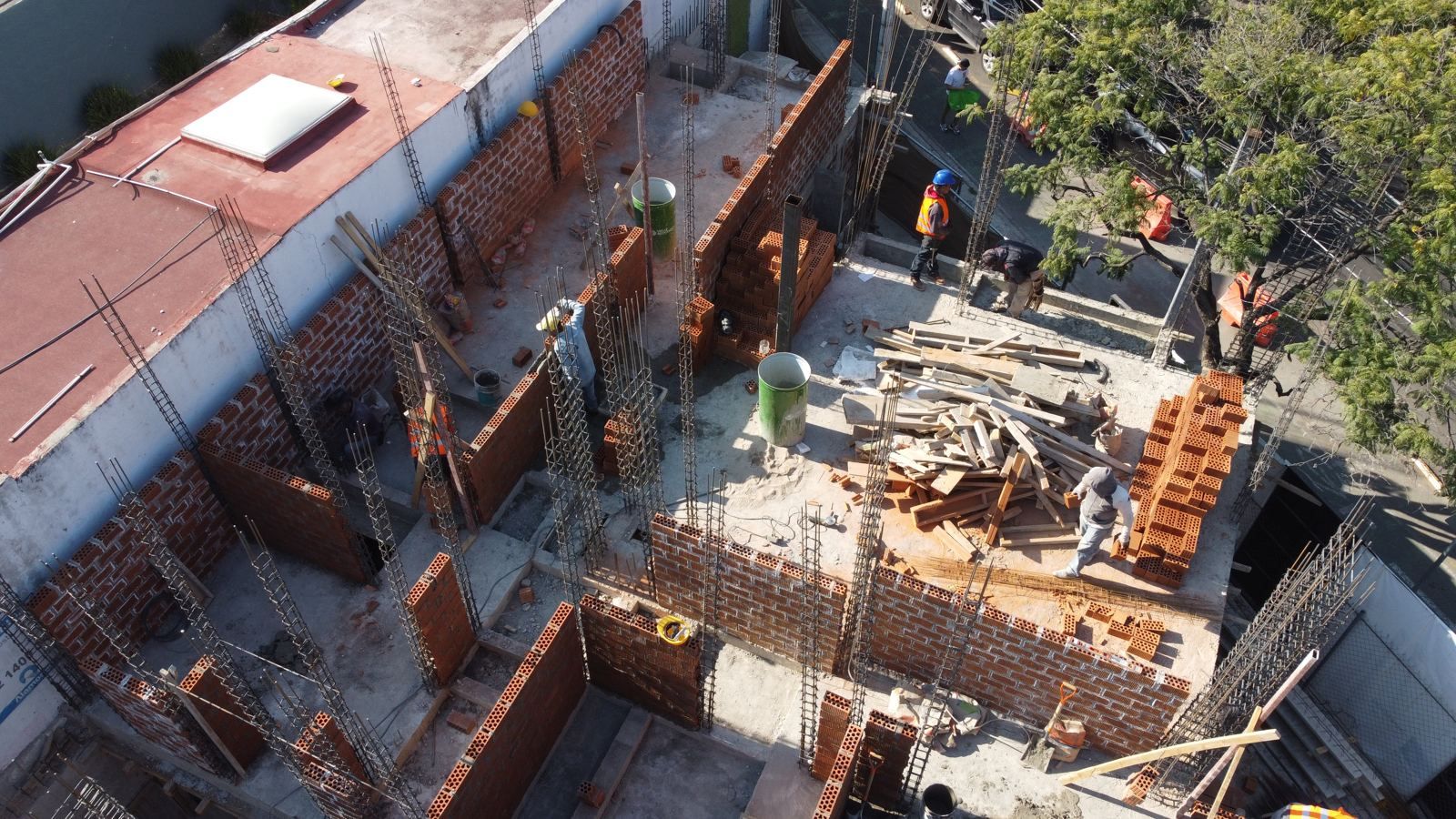 Vista aérea de una obra en proceso con muros de block